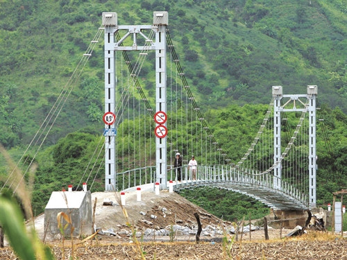 Cầu treo dân sinh thôn 6, xã Hòa Lễ vừa được đưa vào sử dụng
