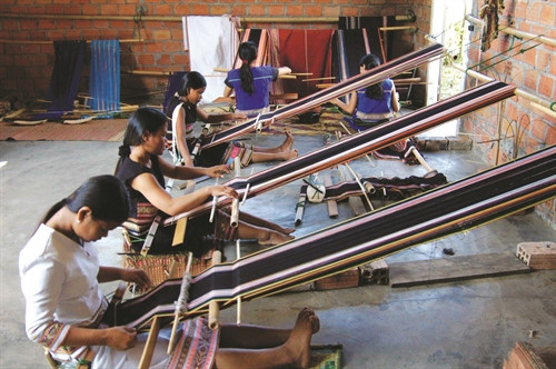 Nghề dệt vải thổ cẩm được đồng bào gìn giữ và phát triển