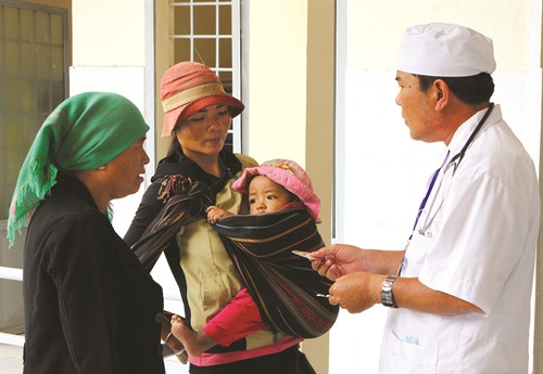 Cán bộ y tế dướng dẫn đồng bào ở xã Ea Trul sử dụng thuốc chữa bệnh