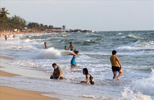 Khách du lịch vui chơi, tắm biển trên bãi Dương Đông, Phú Quốc dịp lễ Quốc khánh 2/9 năm 2018. Lê Huy Hải - TTXVN Khách du lịch vui chơi, tắm biển trên bãi Dương Đông, Phú Quốc dịp lễ Quốc khánh 2/9 năm 2018. Lê Huy Hải - TTXVN