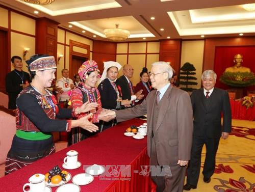 Tổng Bí thư Nguyễn Phú Trọng với các đại biểu người có uy tín, nhân sĩ trí thức, doanh nhân dân tộc thiểu số tiêu biểu toàn quốc. Ảnh: Trí Dũng-TTXVN.
