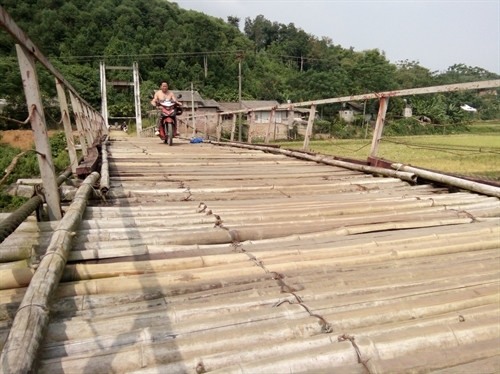 Luôn tồn tại nhiều nguy cơ đối với người dân khi đi lại trên cây cầu này. Luôn tồn tại nhiều nguy cơ đối với người dân khi đi lại trên cây cầu này.