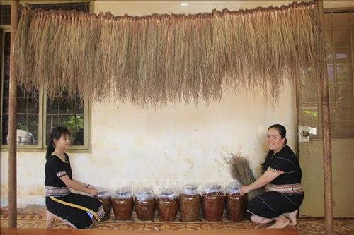 Phụ nữ người dân tộc Jrai chuẩn bị các ghè rượu Cần cho ngày Tết. Ảnh: Hồng Điệp - TTXVN Phụ nữ người dân tộc Jrai chuẩn bị các ghè rượu Cần cho ngày Tết. Ảnh: Hồng Điệp - TTXVN