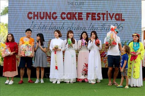 Ban tổ chức tặng quà cho những du khách gói bánh chưng đẹp và hoàn chỉnh nhất. Ảnh: Nguyễn Thanh - TTXVN Ban tổ chức tặng quà cho những du khách gói bánh chưng đẹp và hoàn chỉnh nhất. Ảnh: Nguyễn Thanh - TTXVN