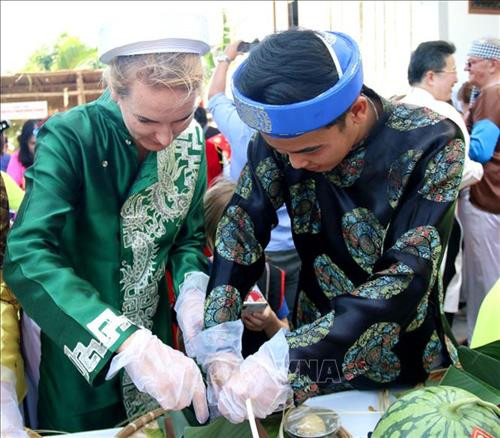 Đông đảo du khách quốc tế trải nghiệm gói bánh chưng Tết Việt. Ảnh: Nguyễn Thanh - TTXVN Đông đảo du khách quốc tế trải nghiệm gói bánh chưng Tết Việt. Ảnh: Nguyễn Thanh - TTXVN
