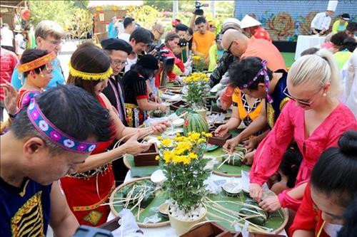 Đông đảo du khách quốc tế trải nghiệm gói bánh chưng Tết Việt. Ảnh: Nguyễn Thanh - TTXVN Đông đảo du khách quốc tế trải nghiệm gói bánh chưng Tết Việt. Ảnh: Nguyễn Thanh - TTXVN