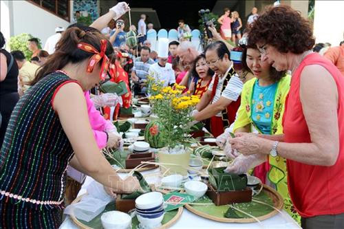 Đông đảo du khách quốc tế trải nghiệm gói bánh chưng Tết Việt. Ảnh: Nguyễn Thanh - TTXVN Đông đảo du khách quốc tế trải nghiệm gói bánh chưng Tết Việt. Ảnh: Nguyễn Thanh - TTXVN