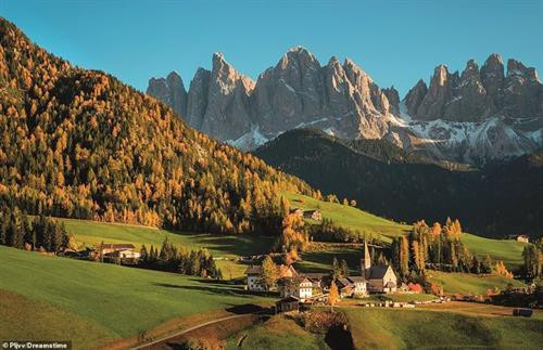 Từ năm 100 trước công nguyên đến năm 400 sau công nguyên, Rome là thành phố lớn nhất thế giới. Phong tục, ngôn ngữ, luật pháp, kỹ thuật và kiến trúc La Mã đều có mặt trên các vùng đất thuộc La Mã rộng lớn ở Châu Âu, Bắc Phi và Tây Á Vượt lên trên cảnh quan thành phố Turin là Mole Antonelliana hình vòm, hiện đang là Bảo tàng Điện ảnh Quốc gia. Ở phía trước là quảng trường rộng lớn Vittorio Veneto, đằng sau là dãy Alps tạo thành một khung cảnh ấn tượng. Thị trấn San Gimignano ở Tuscany tường bao quanh, còn được gọi là 'Thị trấn của những tòa tháp đẹp' do sự bảo tồn độc đáo của những ngôi nhà tháp thời trung cổ. Trong thời kì hoàng kim, có 72 tháp nhưng hiện nay chỉ còn tồn tại lại 14 tháp. Gondolas là những chiếc thuyền đáy phẳng, được thiết kế để thích hợp với tuyến đường thủy nông và hẹp của Venice. Một người chèo thuyền gondolier. Vào năm 2010, nữ gondolier đầu tiên đã nhận được giấy phép từ hiệp hội những người gondoliers. Mặc dù nó chiều dài 50km, Como nhỏ nhất trong ba hồ lớn ở Ý - hai hồ kia là Maggiore và Garda. Hồ là nơi nghỉ ngơi của những người giàu có từ thời La Mã. Nhìn ra núi Vesuvius là một khu định cư có từ thế kỷ thứ 9 trước Công nguyên. Đến năm 750 trước Công nguyên, người Hy Lạp đã đặt tên cho thành phố này là N Nott (nghĩa là Thành phố Mới). Người Norman chiếm thành phố vào năm 1139, rồi nó bắt đầu được truyền từ triều đại này sang triều đại khác. Người dân địa phương gọi đây là Ponte del Diavolo (Cầu Quỷ) vì nó gắn với một truyền thuyết liên quan đến quỷ dữ. Cây cầu được xây vào cuối thế kỉ thứ 11 ở Tuscany, bắc qua sông Serchio. Nằm trên đỉnh của một mảnh đất hình tam giác chia các nhánh Como và Lecco của hồ, Bellagio được mệnh danh là thị trấn xinh đẹp nhất của nước Ý. Những cửa hàng đồ lưu niệm và các con đường lát soi của Bellagio đặc biệt quyến rũ du khách. Duomo, hay còn gọi là nhà thờ chính tòa Santa Maria del Fiore, dường như bay lơ lửng trên các mái nhà của thành phố Florence. Tòa thị chính Palazzo Vecchio giống như một tòa lâu đài với tháp cao 94 mét, quảng trường Piazza della Signoria với một bản sao của bức tượng David của Michelangelo đứng kiêu hãnh phía trước là một vài trong rất nhiều điểm thu hút khách du lịch ở Florence. Mái vòm hình bát giác của nhà thờ chính tòa Duomo của Florence hoàn thiện vào năm 1436. Cho đến nay, nó vẫn giữ được mái vòm bằng gạch và vữa lớn nhất thế giới, minh chứng cho thiên tài kĩ thuật của kiến trúc sư Filippo Brunelleschi. Nội thất được trang trí bằng bức bích họa Bản án cuối cùng của Vasari và Zuccari Những ngọn núi Odle gồ ghề ở Val di Funes nằm sau nhà thờ Santa Maddalena xinh đẹp ở vùng núi Alpine. Sass Rigais là đỉnh cao nhất trong dãy núi này. Nó có độ cao 3.025 mét. Thung lũng sông Cecina gần Volterra ở Tuscany đặc trưng với những ngọn đồi núi lửa, khe núi dốc và vách đá. Đây là nơi xây dựng nhà máy năng lượng địa nhiệt đầu tiên trên thế giới, tại Thung lũng Quỷ, vào năm 1911. Thành phố Atrani có diện tích bề mặt chỉ 0,12 km2. Tháp chuông của nhà thờ Rococo St Mary Magdalene được xây dựng từ thế kỉ thứ 18. Cực nam của Cinque Terre, Riomaggiore là ngôi làng được du khách yêu thích nhất. Con đường Tình Yêu lát đá cuội, nối ngôi làng với Manarola, một ngôi làng bên cạnh nằm ở phía bắc. Thung lũng Orcia - Di sản Thế giới Unesco – từng xuất hiện liên tục trong các tác phẩm của rất nhiều nghệ sĩ thời Phục Hưng, Các cây bách đã trở thành một biểu tượng của thung lũng này Từ năm 100 trước công nguyên đến năm 400 sau công nguyên, Rome là thành phố lớn nhất thế giới. Phong tục, ngôn ngữ, luật pháp, kỹ thuật và kiến trúc La Mã đều có mặt trên các vùng đất thuộc La Mã rộng lớn ở Châu Âu, Bắc Phi và Tây Á Vượt lên trên cảnh quan thành phố Turin là Mole Antonelliana hình vòm, hiện đang là Bảo tàng Điện ảnh Quốc gia. Ở phía trước là quảng trường rộng lớn Vittorio Veneto, đằng sau là dãy Alps tạo thành một khung cảnh ấn tượng. Thị trấn San Gimignano ở Tuscany tường bao quanh, còn được gọi là 'Thị trấn của những tòa tháp đẹp' do sự bảo tồn độc đáo của những ngôi nhà tháp thời trung cổ. Trong thời kì hoàng kim, có 72 tháp nhưng hiện nay chỉ còn tồn tại lại 14 tháp. Gondolas là những chiếc thuyền đáy phẳng, được thiết kế để thích hợp với tuyến đường thủy nông và hẹp của Venice. Một người chèo thuyền gondolier. Vào năm 2010, nữ gondolier đầu tiên đã nhận được giấy phép từ hiệp hội những người gondoliers. Mặc dù nó chiều dài 50km, Como nhỏ nhất trong ba hồ lớn ở Ý - hai hồ kia là Maggiore và Garda. Hồ là nơi nghỉ ngơi của những người giàu có từ thời La Mã. Nhìn ra núi Vesuvius là một khu định cư có từ thế kỷ thứ 9 trước Công nguyên. Đến năm 750 trước Công nguyên, người Hy Lạp đã đặt tên cho thành phố này là N Nott (nghĩa là Thành phố Mới). Người Norman chiếm thành phố vào năm 1139, rồi nó bắt đầu được truyền từ triều đại này sang triều đại khác. Người dân địa phương gọi đây là Ponte del Diavolo (Cầu Quỷ) vì nó gắn với một truyền thuyết liên quan đến quỷ dữ. Cây cầu được xây vào cuối thế kỉ thứ 11 ở Tuscany, bắc qua sông Serchio. Nằm trên đỉnh của một mảnh đất hình tam giác chia các nhánh Como và Lecco của hồ, Bellagio được mệnh danh là thị trấn xinh đẹp nhất của nước Ý. Những cửa hàng đồ lưu niệm và các con đường lát soi của Bellagio đặc biệt quyến rũ du khách. Duomo, hay còn gọi là nhà thờ chính tòa Santa Maria del Fiore, dường như bay lơ lửng trên các mái nhà của thành phố Florence. Tòa thị chính Palazzo Vecchio giống như một tòa lâu đài với tháp cao 94 mét, quảng trường Piazza della Signoria với một bản sao của bức tượng David của Michelangelo đứng kiêu hãnh phía trước là một vài trong rất nhiều điểm thu hút khách du lịch ở Florence. Mái vòm hình bát giác của nhà thờ chính tòa Duomo của Florence hoàn thiện vào năm 1436. Cho đến nay, nó vẫn giữ được mái vòm bằng gạch và vữa lớn nhất thế giới, minh chứng cho thiên tài kĩ thuật của kiến trúc sư Filippo Brunelleschi. Nội thất được trang trí bằng bức bích họa Bản án cuối cùng của Vasari và Zuccari Những ngọn núi Odle gồ ghề ở Val di Funes nằm sau nhà thờ Santa Maddalena xinh đẹp ở vùng núi Alpine. Sass Rigais là đỉnh cao nhất trong dãy núi này. Nó có độ cao 3.025 mét. Thung lũng sông Cecina gần Volterra ở Tuscany đặc trưng với những ngọn đồi núi lửa, khe núi dốc và vách đá. Đây là nơi xây dựng nhà máy năng lượng địa nhiệt đầu tiên trên thế giới, tại Thung lũng Quỷ, vào năm 1911. Thành phố Atrani có diện tích bề mặt chỉ 0,12 km2. Tháp chuông của nhà thờ Rococo St Mary Magdalene được xây dựng từ thế kỉ thứ 18. Cực nam của Cinque Terre, Riomaggiore là ngôi làng được du khách yêu thích nhất. Con đường Tình Yêu lát đá cuội, nối ngôi làng với Manarola, một ngôi làng bên cạnh nằm ở phía bắc. Thung lũng Orcia - Di sản Thế giới Unesco – từng xuất hiện liên tục trong các tác phẩm của rất nhiều nghệ sĩ thời Phục Hưng, Các cây bách đã trở thành một biểu tượng của thung lũng này