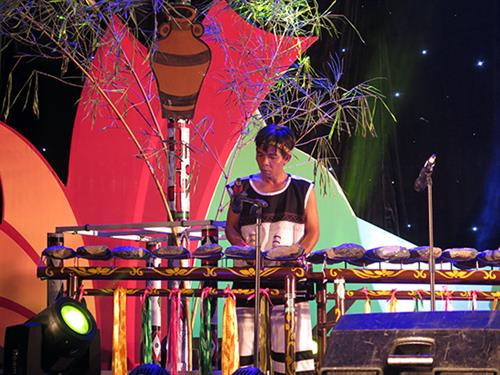 Nghệ nhân Bo Bo Hùng (Khánh Hòa) trổ bày tài nghệ chơi đàn đá của mình. Ảnh: Song Anh Nghệ nhân Bo Bo Hùng (Khánh Hòa) trổ bày tài nghệ chơi đàn đá của mình. Ảnh: Song Anh