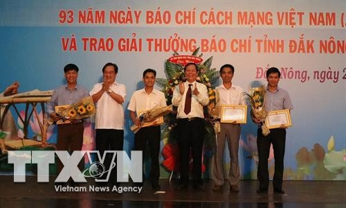 Ban tổ chức trao tặng giải A cho các tác giả đạt giải. Ảnh: Ngọc Minh - TTXVN Ban tổ chức trao tặng giải A cho các tác giả đạt giải. Ảnh: Ngọc Minh - TTXVN