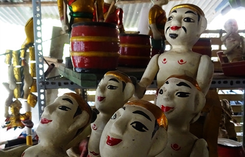 Những nhân vật rối nước truyền thống do nghệ nhân Phùng Quang Oánh chế tác. Ảnh: Gia Thuận - TTXVN Những nhân vật rối nước truyền thống do nghệ nhân Phùng Quang Oánh chế tác. Ảnh: Gia Thuận - TTXVN