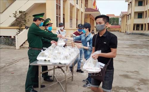 Những suất cơm được cán bộ chiến sỹ biên phòng Quảng Bình chuẩn bị tươm tất, chu đáo để trao cho công dân ăn trước khi lên xe về nhà. Ảnh: Võ Dung -TTXVN Những suất cơm được cán bộ chiến sỹ biên phòng Quảng Bình chuẩn bị tươm tất, chu đáo để trao cho công dân ăn trước khi lên xe về nhà. Ảnh: Võ Dung -TTXVN