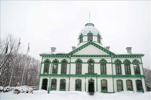 Đường đi, lối vào các ngôi nhà trong làng Kaitaku phủ đầy tuyết trắng. Ảnh: Thành Hữu - PV TTXVN tại Nhật Bản Tháp chuông của làng Kaitaku bên cạnh một ngôi nhà theo kiến trúc truyền thống Nhật Bản. Ảnh: Thành Hữu - PV TTXVN tại Nhật Bản Một quán mì Soba trong làng Kaitaku với thiết kế theo kiến trúc truyền thống Nhật Bản. Ảnh: Thành Hữu - PV TTXVN tại Nhật Bản Vào tháng 2, làng Kaitaku được bao phủ bởi lớp tuyết trắng. Ảnh: Thành Hữu - PV TTXVN tại Nhật Bản Một quán trà trong làng Kaitaku được bao phủ bởi tuyết trắng. Ảnh: Thành Hữu - PV TTXVN tại Nhật Bản Mái vòm và tường gỗ với các ô cửa trấn song dọc là kiểu kiến trúc tiêu biểu trong các ngôi đền của Nhật Bản. Ảnh: Thành Hữu - PV TTXVN tại Nhật Bản Bếp than hồng để sưởi ấm hoặc nướng đồ ăn là đặc trưng nổi bật của một ngôi nhà truyền thống tại Hokkaido. Ảnh: Thành Hữu - PV TTXVN tại Nhật Bản Bên trong một ngôi nhà truyền thống tại Hokkaido. Ảnh: Thành Hữu - PV TTXVN tại Nhật Bản Kiến trúc hiện đại phương Tây tại làng Kaitaku. Ảnh: Thành Hữu - PV TTXVN tại Nhật Bản Ngôi nhà theo phong cách truyền thống tại làng Kaitaku. Ảnh: Thành Hữu - PV TTXVN tại Nhật Bản Ngôi nhà thiết kế theo kiến trúc phương Tây trong làng Kaitaku. Ảnh: Thành Hữu - PV TTXVN tại Nhật Bản Nhà thờ Công giáo nhỏ tại làng Kaitaku. Ảnh: Thành Hữu - PV TTXVN tại Nhật Bản Đường trong làng Kaitaku phủ đầy tuyết trắng. Ảnh: Thành Hữu - PV TTXVN tại Nhật Bản Đường đi, lối vào các ngôi nhà trong làng Kaitaku phủ đầy tuyết trắng. Ảnh: Thành Hữu - PV TTXVN tại Nhật Bản Tháp chuông của làng Kaitaku bên cạnh một ngôi nhà theo kiến trúc truyền thống Nhật Bản. Ảnh: Thành Hữu - PV TTXVN tại Nhật Bản Một quán mì Soba trong làng Kaitaku với thiết kế theo kiến trúc truyền thống Nhật Bản. Ảnh: Thành Hữu - PV TTXVN tại Nhật Bản Vào tháng 2, làng Kaitaku được bao phủ bởi lớp tuyết trắng. Ảnh: Thành Hữu - PV TTXVN tại Nhật Bản Một quán trà trong làng Kaitaku được bao phủ bởi tuyết trắng. Ảnh: Thành Hữu - PV TTXVN tại Nhật Bản Mái vòm và tường gỗ với các ô cửa trấn song dọc là kiểu kiến trúc tiêu biểu trong các ngôi đền của Nhật Bản. Ảnh: Thành Hữu - PV TTXVN tại Nhật Bản Bếp than hồng để sưởi ấm hoặc nướng đồ ăn là đặc trưng nổi bật của một ngôi nhà truyền thống tại Hokkaido. Ảnh: Thành Hữu - PV TTXVN tại Nhật Bản Bên trong một ngôi nhà truyền thống tại Hokkaido. Ảnh: Thành Hữu - PV TTXVN tại Nhật Bản Kiến trúc hiện đại phương Tây tại làng Kaitaku. Ảnh: Thành Hữu - PV TTXVN tại Nhật Bản Ngôi nhà theo phong cách truyền thống tại làng Kaitaku. Ảnh: Thành Hữu - PV TTXVN tại Nhật Bản Ngôi nhà thiết kế theo kiến trúc phương Tây trong làng Kaitaku. Ảnh: Thành Hữu - PV TTXVN tại Nhật Bản Nhà thờ Công giáo nhỏ tại làng Kaitaku. Ảnh: Thành Hữu - PV TTXVN tại Nhật Bản Đường trong làng Kaitaku phủ đầy tuyết trắng. Ảnh: Thành Hữu - PV TTXVN tại Nhật Bản