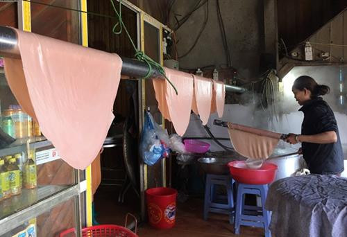 Một công đoạn tráng bánh phở.