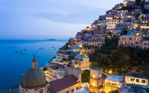 Italy là nơi có rất nhiều điểm đến đẹp, và Positano là một trong số ấy. Thị trấn nhỏ nằm sườn đồi thơ mộng nhìn ra vùng biển Amalfi. Nơi này được nhiều du khách nhận xét là chốn thần tiên, và là nơi nhất định phải ghé thăm khi đến châu Âu. Ảnh: Travelandleisure. Italy là nơi có rất nhiều điểm đến đẹp, và Positano là một trong số ấy. Thị trấn nhỏ nằm sườn đồi thơ mộng nhìn ra vùng biển Amalfi. Nơi này được nhiều du khách nhận xét là chốn thần tiên, và là nơi nhất định phải ghé thăm khi đến châu Âu. Ảnh: Travelandleisure.