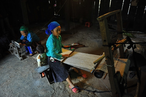 Hành trình từ cây lanh trở thành bộ quần áo bền đẹp thì người phụ nữ ngoài sự cần cù, khéo léo phải dồn hết tâm tư tình cảm vào đó.