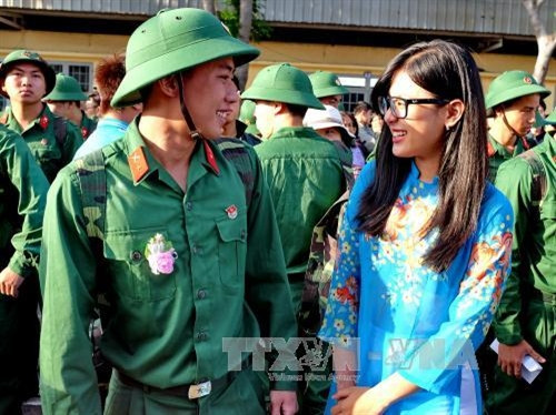 Giây phút chia tay tiễn thanh niên lên đường nhập ngũ tại điểm giao quân Quận 9, Thành phố Hồ Chí Minh. Ảnh : Thế Anh - TTXVN