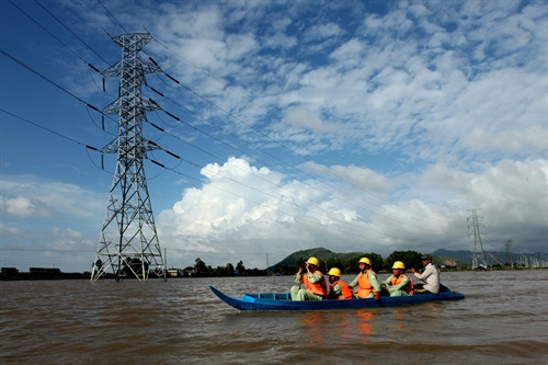 Công nhân Truyền tải Điện Châu Đốc (Công ty Truyền tải Điện 4) kiểm tra hành lang tuyến đường dây 220kV Châu Đốc-Tà Keo khu vực giáp biên giới Campuchia trong mùa nước nổi. Ảnh (tư liệu) Công nhân Truyền tải Điện Châu Đốc (Công ty Truyền tải Điện 4) kiểm tra hành lang tuyến đường dây 220kV Châu Đốc-Tà Keo khu vực giáp biên giới Campuchia trong mùa nước nổi. Ảnh (tư liệu)