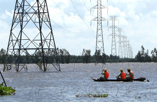 Công nhân Truyền tải Điện Châu Đốc (Công ty Truyền tải Điện 4) kiểm tra hành lang tuyến đường dây 220kV Châu Đốc-Tà Keo khu vực giáp biên giới Campuchia trong mùa nước nổi. Ảnh (tư liệu) Công nhân Truyền tải Điện Châu Đốc (Công ty Truyền tải Điện 4) kiểm tra hành lang tuyến đường dây 220kV Châu Đốc-Tà Keo khu vực giáp biên giới Campuchia trong mùa nước nổi. Ảnh (tư liệu)