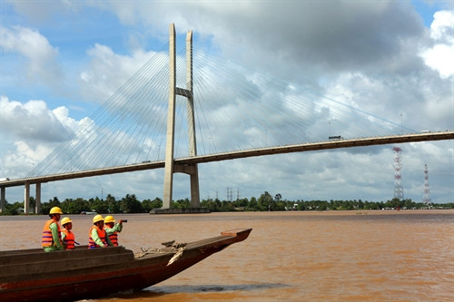 Công nhân Công ty Truyền tải Điện 4 tăng cường tần suất kiểm tra trên sông khu vực cầu Mỹ Thuận, nơi có 2 tuyến đường dây 220kV và 500kV vượt sông Tiền. Ảnh (tư liệu) Công nhân Công ty Truyền tải Điện 4 tăng cường tần suất kiểm tra trên sông khu vực cầu Mỹ Thuận, nơi có 2 tuyến đường dây 220kV và 500kV vượt sông Tiền. Ảnh (tư liệu)