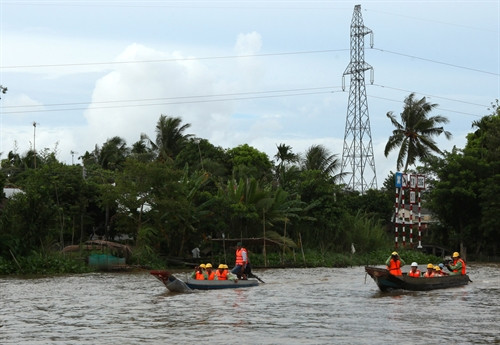 Kiểm tra biển báo, bến bãi và các phương tiện trên nhánh sông Hậu. Ảnh (tư liệu) Kiểm tra biển báo, bến bãi và các phương tiện trên nhánh sông Hậu. Ảnh (tư liệu)
