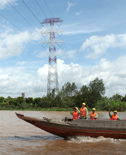 Công nhân Công ty Truyền tải Điện 4 kiểm tra an toàn hành lang tuyến cột 500kV vợt sông Tiền. Ảnh (tư liệu) Công nhân Công ty Truyền tải Điện 4 kiểm tra an toàn hành lang tuyến cột 500kV vợt sông Tiền. Ảnh (tư liệu)
