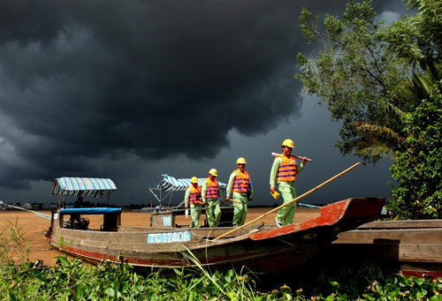Những người lính truyền tải điện vùng sông nước miền Tây luôn sẵn sàng lên đường bất kể thời tiết. Ảnh (tư liệu) Những người lính truyền tải điện vùng sông nước miền Tây luôn sẵn sàng lên đường bất kể thời tiết. Ảnh (tư liệu)