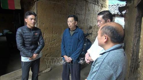 Anh Vàng Mí Nô (người đứng ngoài cùng bên trái), thôn Lũng Hòa A, xã Sà Phìn, huyện Đồng Văn (Hà Giang) phụ trách nhóm hộ gồm 4 gia đình ở thôn Lũng Hòa A. Ảnh: Nguyễn Chiến Anh Vàng Mí Nô (người đứng ngoài cùng bên trái), thôn Lũng Hòa A, xã Sà Phìn, huyện Đồng Văn (Hà Giang) phụ trách nhóm hộ gồm 4 gia đình ở thôn Lũng Hòa A. Ảnh: Nguyễn Chiến