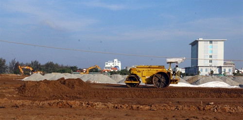 Trên công trường thi công Trung tâm sinh hoạt cộng đồng TP. Rạch Giá tại khu lấn biển. Trên công trường thi công Trung tâm sinh hoạt cộng đồng TP. Rạch Giá tại khu lấn biển.