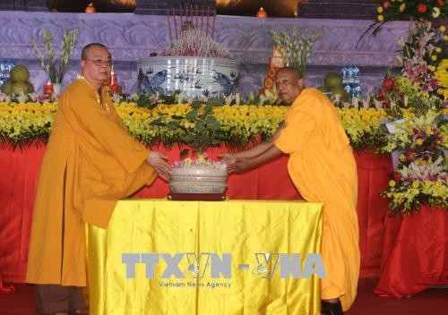 Đại diện Quốc đảo Sri Lanka trao cây Bồ Đề cho Giáo hội Phật giáo Việt Nam. Ảnh: Nguyễn Thị Chinh-TTXVN Đại diện Quốc đảo Sri Lanka trao cây Bồ Đề cho Giáo hội Phật giáo Việt Nam. Ảnh: Nguyễn Thị Chinh-TTXVN