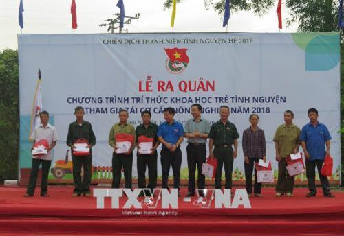 Trao tặng 18 suất quà của các gia đình chính sách của xã Yên Lạc. Ảnh: Quân Trang - TTXVN Trao tặng 18 suất quà của các gia đình chính sách của xã Yên Lạc. Ảnh: Quân Trang - TTXVN