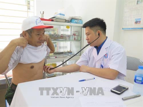Câu lạc bộ thầy thuốc trẻ khám sức khỏe và tư vấn chăm sóc sức khỏe cho người dân. Ảnh: Quân Trang - TTXVN Câu lạc bộ thầy thuốc trẻ khám sức khỏe và tư vấn chăm sóc sức khỏe cho người dân. Ảnh: Quân Trang - TTXVN