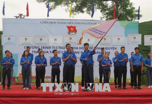 Bí thư Trung ương Đoàn Bùi Quang Huy trao cờ cho phát động tại Lễ phát động. Ảnh: Quân Trang - TTXVN Bí thư Trung ương Đoàn Bùi Quang Huy trao cờ cho phát động tại Lễ phát động. Ảnh: Quân Trang - TTXVN