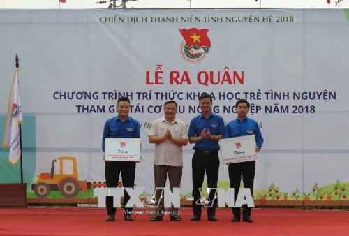 Trung ương Đoàn trao tặng mô hình cơ giới hóa đồng ruộng khay cấy, cấy tự động và phân viên nén nhả chậm trị giá 100 triệu đồng cho Tỉnh đoàn Bắc Ninh và Thái Nguyên. Ảnh: Quân Trang - TTXVN Trung ương Đoàn trao tặng mô hình cơ giới hóa đồng ruộng khay cấy, cấy tự động và phân viên nén nhả chậm trị giá 100 triệu đồng cho Tỉnh đoàn Bắc Ninh và Thái Nguyên. Ảnh: Quân Trang - TTXVN