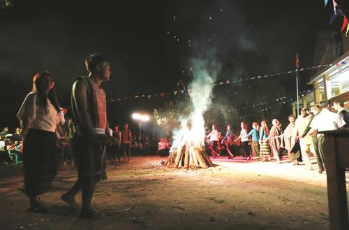 Đồng bào dân tộc ở thị trấn Đ’Ran, huyện Đơn Dương, thu hoạch quýt - một trong những đặc sản của địa phương này Nông dân huyện Đơn Dương đi tham quan, học hỏi kinh nghiệm trồng hoa công nghệ cao Những năm gần đây, chăn nuôi bò sữa đã mang lại lợi nhuận cao cho bà con nông dân trong huyện Người dân Đơn Dương tích cực hiến đất, đóng góp tiền của và sức lao động để xây dựng quê hương ngày càng phát triển Nhiều hộ nông dân trong huyện đã mạnh dạn đầu tư, áp dụng công nghệ cao, mang lại hiệu quả kinh tế, tạo nên phong trào ứng dụng công nghệ cao trong sản xuất nông nghiệp Công tác giáo dục ngày càng được chuẩn hoá giúp huyện Đơn Dương hoàn thành tiêu chí giáo dục trong xây dựng nông thôn mới Huyện Đơn Dương xây dựng nông thôn mới gắn với bảo tồn văn hóa dân tộc trên địa bàn