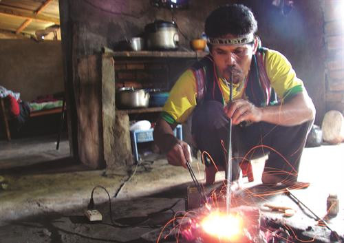 Nghệ nhân Ya Tuất ở xã Tu Tra, huyện Đơn Dương làm nhẫn bạc - một nghề thủ công truyền thống của dân tộc Chu Ru