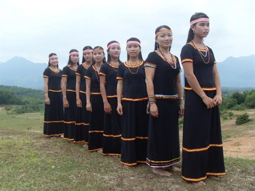 Trang phục của phụ nữ H'rê. Trang phục của phụ nữ H'rê.