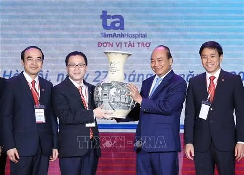 Thủ tướng Nguyễn Xuân Phúc tặng quà lưu niệm cho Trường Đại học Y Hà Nội. Ảnh: Thống Nhất – TTXVN
