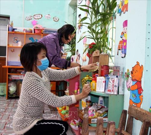 Các giáo viên vệ sinh đồ dùng, đồ chơi, dụng cụ học tập ở trường Mầm non Tam Hiệp (Yên Thế, Bắc Giang). Ảnh: Đồng Thúy - TTXVN Các giáo viên vệ sinh đồ dùng, đồ chơi, dụng cụ học tập ở trường Mầm non Tam Hiệp (Yên Thế, Bắc Giang). Ảnh: Đồng Thúy - TTXVN