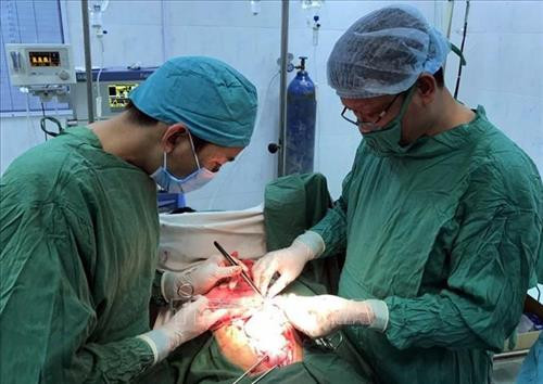 Các bác sỹ Trung tâm Y tế huyện Than Uyên (Lai Châu) phẫu thuật cứu sống bệnh nhân vỡ gan, ruột do tai nạn giao thông. Ảnh: Việt Hoàng - TTXVN Các bác sỹ Trung tâm Y tế huyện Than Uyên (Lai Châu) phẫu thuật cứu sống bệnh nhân vỡ gan, ruột do tai nạn giao thông. Ảnh: Việt Hoàng - TTXVN
