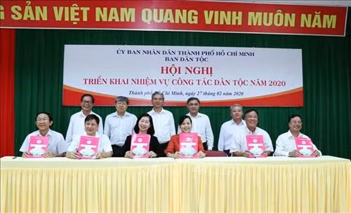 Đại diện UBND các quận, huyện của Thành phố ký giao ước thi đua công tác dân tộc năm 2020. Ảnh: Xuân Khu-TTXVN