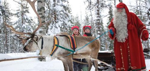 Có khoảng 400.000 người đến thăm quan tại ngôi làng của ông già tuyết Santa Claus ở Rovaniemi, Lapland mỗi năm. Theo truyền thuyết, ông già Noel đầu tiên sống trên núi Korvatunturi, cao 483 m nằm ở phía đông Lapland. Người dân nơi đây truyền tai nhau vì dãy núi mang hình dáng của cái tai nên ông già Noel có thể lắng nghe được mọi mong ước của trẻ em trên khắp thế giới. Chưa trang trí Noel, những ngôi nhà ở khu làng vẫn tuyệt đẹp nhờ Tuyết phủ trắng xóa quanh nhà. Khu làng ở trên cao như trong truyện cổ tích. Những ánh nắng hiếm hoi của vùng đất phủ đầy Tuyết trắng. Những chú tuần lộc nằm giữa đường thưởng thức tuyết. Tuần lộc được nuôi khá nhiều nơi đây. Về đêm, quê hương của ông già Noel cũng đượm một màu tuyệt đẹp của xứ sở thần tiên. Tuyết phủ trắng cảnh vật nơi đây Có khoảng 400.000 người đến thăm quan tại ngôi làng của ông già tuyết Santa Claus ở Rovaniemi, Lapland mỗi năm. Theo truyền thuyết, ông già Noel đầu tiên sống trên núi Korvatunturi, cao 483 m nằm ở phía đông Lapland. Người dân nơi đây truyền tai nhau vì dãy núi mang hình dáng của cái tai nên ông già Noel có thể lắng nghe được mọi mong ước của trẻ em trên khắp thế giới. Chưa trang trí Noel, những ngôi nhà ở khu làng vẫn tuyệt đẹp nhờ Tuyết phủ trắng xóa quanh nhà. Khu làng ở trên cao như trong truyện cổ tích. Những ánh nắng hiếm hoi của vùng đất phủ đầy Tuyết trắng. Những chú tuần lộc nằm giữa đường thưởng thức tuyết. Tuần lộc được nuôi khá nhiều nơi đây. Về đêm, quê hương của ông già Noel cũng đượm một màu tuyệt đẹp của xứ sở thần tiên. Tuyết phủ trắng cảnh vật nơi đây