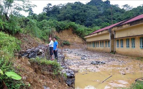Điểm trường tiểu học Thượng Nông mặc dù đã được kè nhưng chỉ sau 1 trận mưa lớn đất đá tiếp tục tràn qua, nguy cơ mất an toàn. Ảnh: Văn Tý-TTXVN Điểm trường tiểu học Thượng Nông mặc dù đã được kè nhưng chỉ sau 1 trận mưa lớn đất đá tiếp tục tràn qua, nguy cơ mất an toàn. Ảnh: Văn Tý-TTXVN