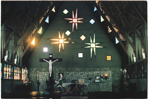 Nhà thờ Cam Ly hay còn gọi là nhà thờ Sơn Cước (đường Nguyễn Khuyến, phường 5, TP Đà Lạt) vừa cổ kính vừa mang trong mình câu chuyện riêng. Nhà thờ này đã được xây dựng và tồn tại 50 năm, trong quá trình hình thành gặp vô vàn khó khăn. Trước đây nhà thờ Cam Ly dành cho đồng bào dân tộc (chủ yếu là người K’ho) nhưng giờ mở rộng ra cho mọi người. Trước cổng nhà thờ có hình hổ và đại bàng, tượng trưng cho sức mạnh, sự bảo vệ và vươn xa. Đường dẫn vào nhà thờ tràn ngập những loài hoa nhỏ xinh. Mái công được xây bằng loại gạch màu cũ xưa theo hình nhà tháp, giống cấu trúc nhà rông của đồng bào Tây Nguyên. Khi bước vào trong nhà thờ, bạn sẽ nhận thấy tràn ngập màu sắc với hình tam giác và hình chữ nhật. Người ta quan niệm hình tam giác tượng trưng cho Yàng - đấng tối cao của đồng bào, cũng là chúa Jesus. Hình vuông là quan niệm vũ trụ, trái đất là trung tâm và mọi thứ xoay quanh Trái đất. Phần đầu của nhà thờ cũng được xây dựng trong các khung hình màu sắc, hình Cha đặt làm trung tâm. Điều đặc biệt là trong nhà thờ này, dưới bức tượng của Cha, người ta đặt một cái đầu trâu với ý nghĩa trâu là loài động vật lành tính, siêng năng và trung thành, mong con người cũng hướng về những điều đó. Hơn 60 em nhỏ đang được nuôi dạy tại đây, có em mồ côi, có em được mẹ gửi vào. Mỗi ngày các em vui chơi, học tập, chiều đến thì vào nhà thờ đọc kinh. Nhà thờ Cam Ly không được nhiều người biết đến, bởi con người ở đây cũng sống tương đối ẩn dật. Mang trong mình nét màu sắc kiến trúc riêng, những thiết kế, trưng bày đều mang ý nghĩa riêng, nhà thờ Cam Ly vừa cũ vừa mới lại vừa ấm áp tình người. Nhà thờ Cam Ly (chấm đỏ) trên bản đồ. Ảnh: Google Map.