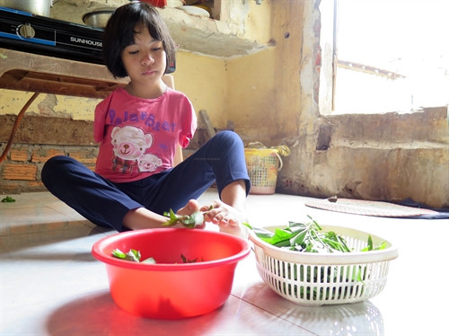 Giúp mẹ nhặt rau. Ảnh: Cao Nguyên Giúp mẹ nhặt rau. Ảnh: Cao Nguyên