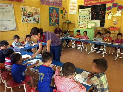 Giờ học của cô và trò lớp mầm non tại điểm trường Suối Tiếu, xã Đá Đỏ. Ảnh: Hữu Quyết – TTXVN Giờ học của cô và trò lớp mầm non tại điểm trường Suối Tiếu, xã Đá Đỏ. Ảnh: Hữu Quyết – TTXVN