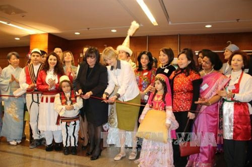 Đệ nhất phu nhân CH Séc Ivana Zemnova (áo đen) và Chủ tịch Ban tổ chức Hội chợ Barbara Blaznik (áo trắng) cắt băng khai mạc Hội chợ. Ảnh :Vũ Ngọc Mai- Phóng viên TTXVN tại Praha