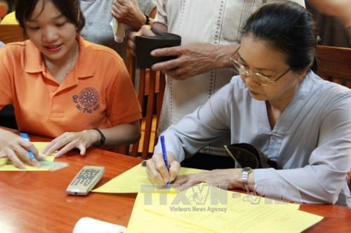 Các phật tử đăng ký hiến mô, tạng cho y học. Ảnh: Phương Vy- TTXVN.