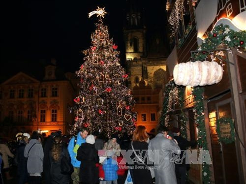 Hội chợ Giáng sinh hoạt động ngay cạnh cây thông Hoàng hậu. Ảnh: Trần Quang Vinh - TTXVN