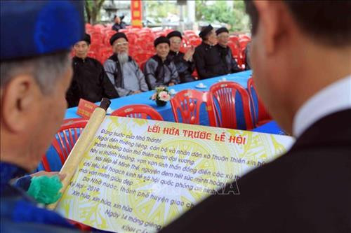 Rước gà trống vào lễ chính thức. Ảnh: An Đăng - TTXVN Kiểm tra lời hứa trước khi vào buổi lễ. Ảnh: An Đăng - TTXVN Nghi lễ cắt tiết gà "kim kê" là một nét rất riêng của Lễ hội Minh Thề. Ảnh: An Đăng - TTXN